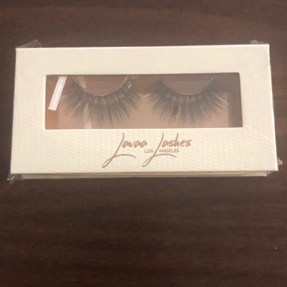 Lavaa Lashes - Picture 1 of 2